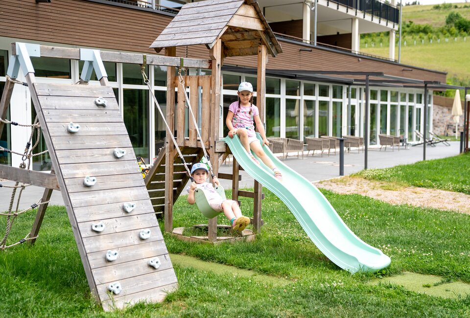 Zwei Kinder auf dem Spielplatz vor der Schlüchtmühle Zwei Kinder auf dem Spielplatz vor der Schlüchtmühle