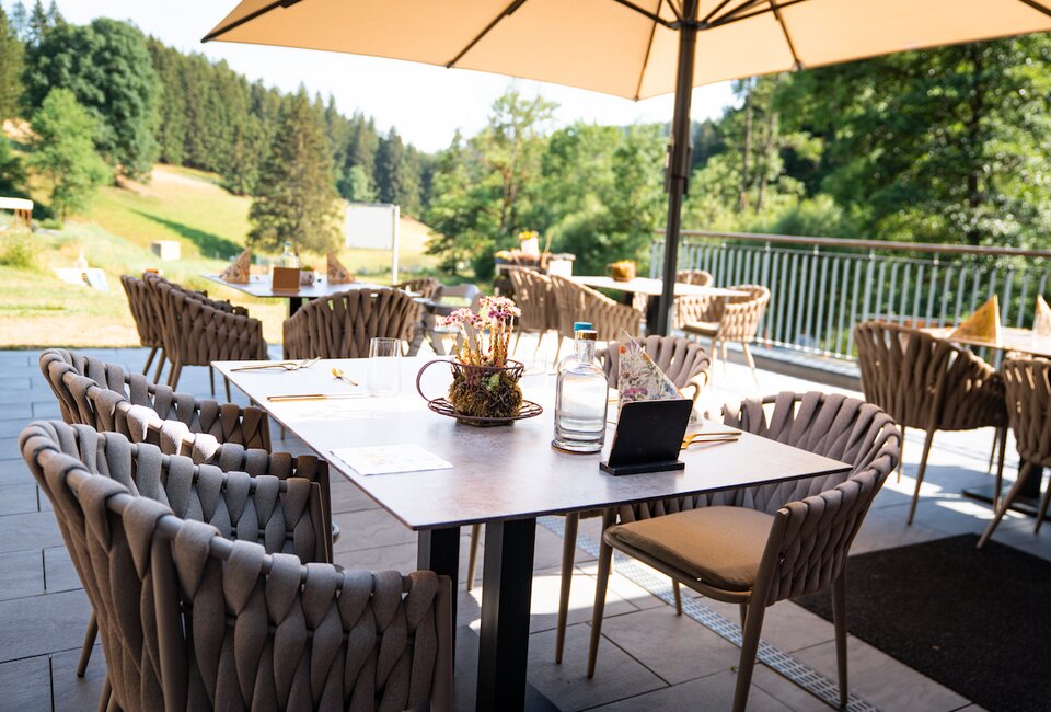 Terrasse vor dem Kinder- & Familienresort Schlüchtmühle Terrasse vor dem Kinder- & Familienresort Schlüchtmühle