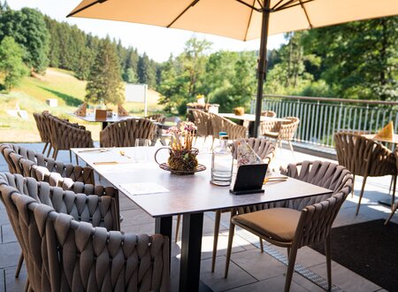 Terrasse vor dem Kinder- & Familienresort Schlüchtmühle Terrasse vor dem Kinder- & Familienresort Schlüchtmühle